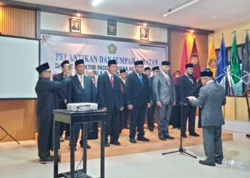 Pelantikan pejabat struktur di Universitas Darussalam Ambon.
