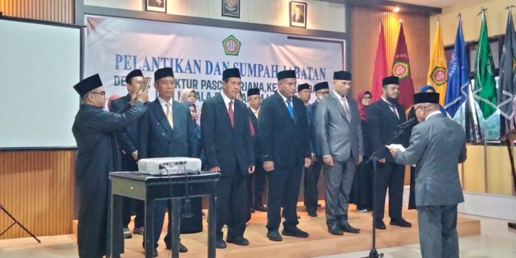 Pelantikan pejabat struktur di Universitas Darussalam Ambon.