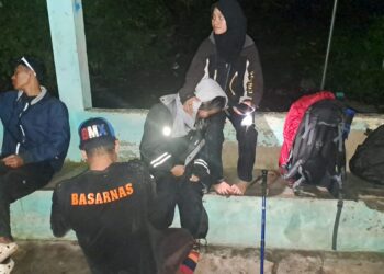 Pendaki Gunung Api Banda Terjatuh, Tim SAR Evakuasi Korban Dini Hari dengan Selamat
