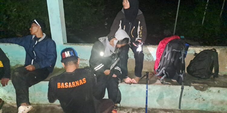Pendaki jatuh dan berhasi dievakuasi tim SAR di Banda.