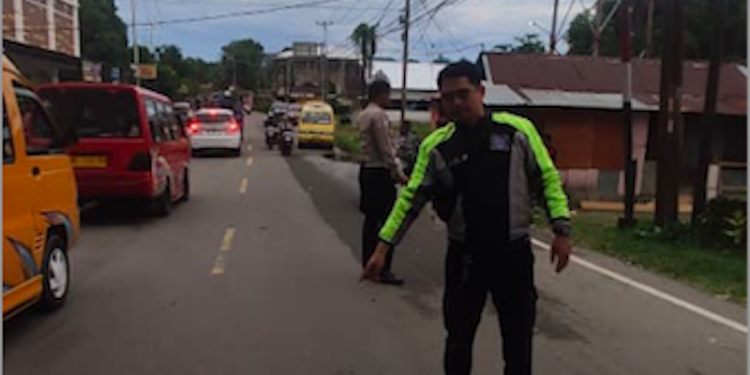 Polisi Lalu Lintas menunjukan titik kecelakaan di Suli, Kecamatan Leihitu, Maluku Tengah.