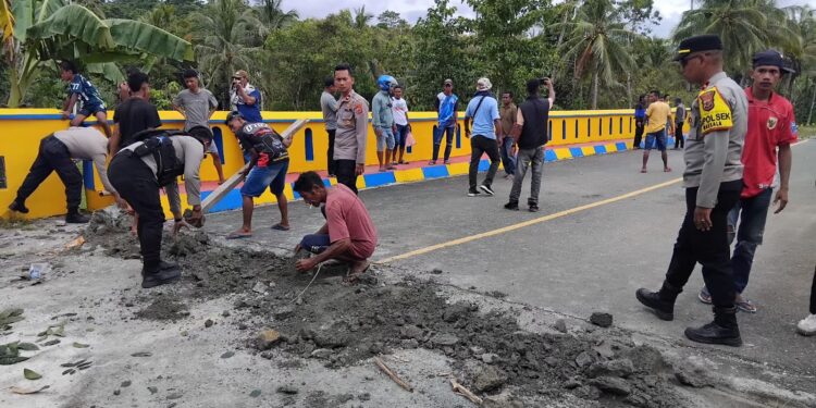 Polisi dan warga membongkar barikade jalan di Alang Asaude, SBB.