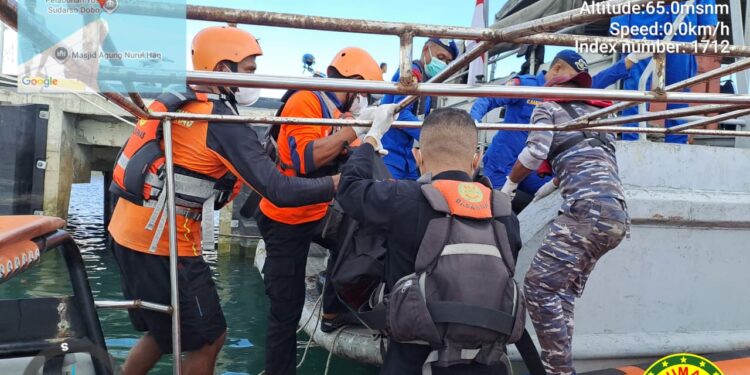 Proses evakuasi korban meninggal tenggelamnya KM Indo Perkasa 03 di perairan Aru.