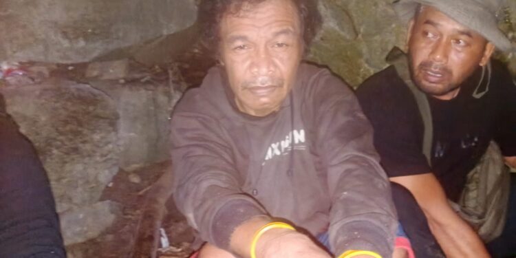 RMM, mantan camat tersangka pencabulan saat ditangkap aparat kepolisian di Goa, salah satu desa di SBB.