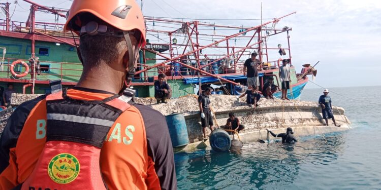 Tim SAR sedang melakukan pencarian terhadap korban yang diduga terperangkap dalam KM Indo Perkasa 03 di Perairan Aru.