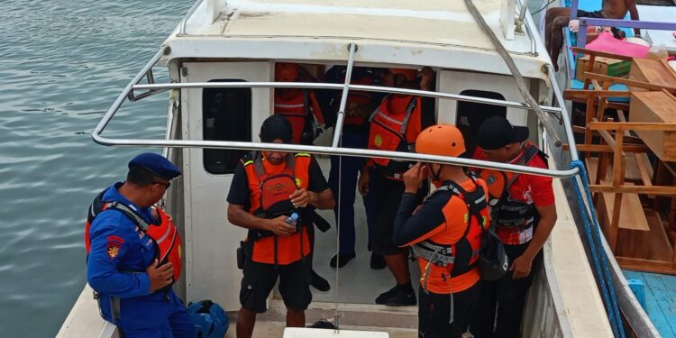 Tim SAR turun untuk melakukan pencarian di perairan Aru