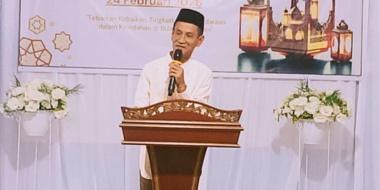Wakil Bupati Kabupaten Kepulauan Aru, Mohammad Djumpa, menyampaikan sambutan dalam Buka Puasa Bersama Ramadan 1447 Hijriah/2026 Masehi yang dirangkaikan dengan penggalangan dana pembangunan musholla di SMP Negeri 2 Dobo, Selasa, 24 Februari 2026.
