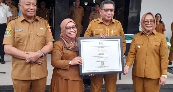 Wali Kota Ambon, Bodewin Wattimena menyerahkan  sertifikat Sekolah Ramah Anak dari Kementerian Pemberdayaan Perempuan dan Perlindungan Anak kepada SD Negeri 64 Kota Ambon di Balai Kota Ambon, Senin (9/2/2026).