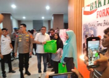 Wali Kota Ambon, Bodewin Wattimena menyerahkan bingkisan kepada warga.