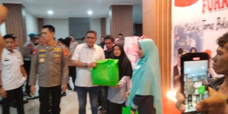 Wali Kota Ambon, Bodewin Wattimena menyerahkan bingkisan kepada warga.