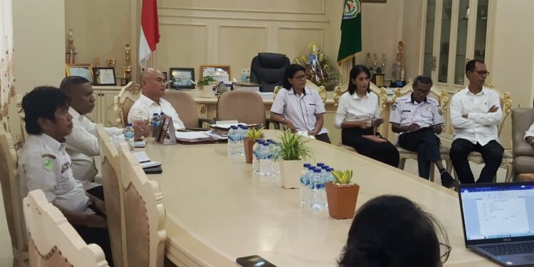 Bupati Aru, Timotius Kaildel mendengar hasil pemaparan hasil pendampingan Prioritas Energi di Aru Tengah.