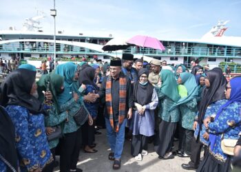 Bupati SBT, bersama Wakil Bupati SBT saat safari Ramadhan di Pulau Gorom