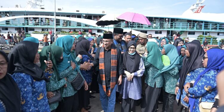 Bupati SBT, bersama Wakil Bupati SBT saat safari Ramadhan di Pulau Gorom