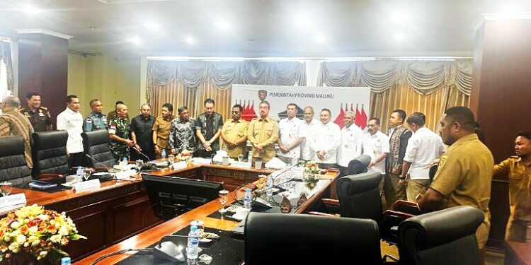 Bupati MBD, Benyamin Noach hadiri rapat bersama Gubernur Maluku dan staf ahli Menteri ESDM bahas Blok Masela di kantor Gubernur Maluku.