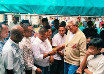 Warga Serbu Open House Bupati Thaher Hanubun di Ohoi Danar