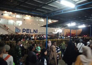 Kondisi kepadatan arus mudik jelang lebaran di Pelabuhan Yos Soedarso, Ambon.