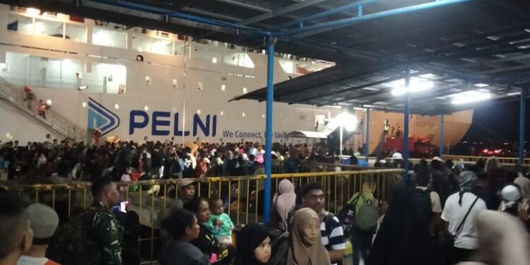 Kondisi kepadatan arus mudik jelang lebaran di Pelabuhan Yos Soedarso, Ambon.