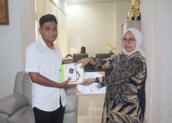 Mahasiswa Unpatti peraih juara lomba karya tulis ilmiah bersama Wakil Rektor Unpatti, Nur Aida Kubangun.