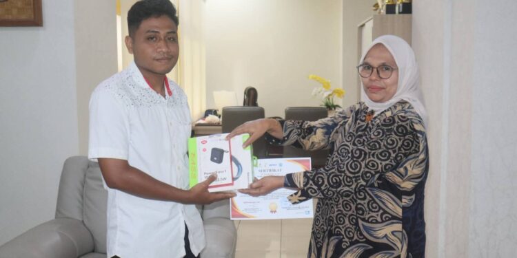 Mahasiswa Unpatti peraih juara lomba karya tulis ilmiah bersama Wakil Rektor Unpatti, Nur Aida Kubangun.