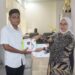 Mahasiswa Unpatti peraih juara lomba karya tulis ilmiah bersama Wakil Rektor Unpatti, Nur Aida Kubangun.