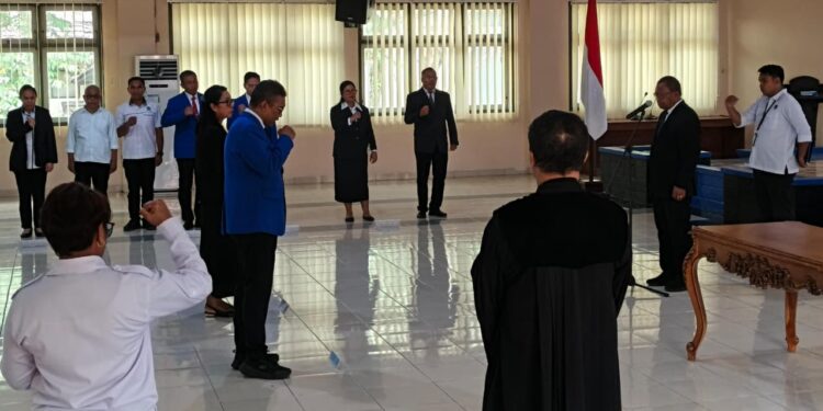 Pelantikan dekan Fakultas Hukum Unpatti oleh Rektor Fredy Leiwakabessy