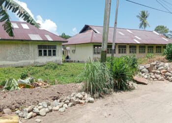 Pembangunan pagar sekolah di Hative Besar, Kota Ambon.