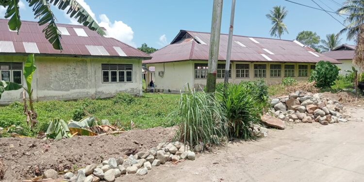 Pembangunan pagar sekolah di Hative Besar, Kota Ambon.