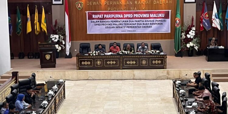 Rapat paripurna DPRD Maluku dalam rangka pembentukan Pansus pembahasan Ranperda.