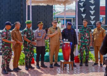 Wakil Bupati Malra, Vitali Rahantoknam membuka pelaksanaan pasar Murah jelang Idul Fitri.