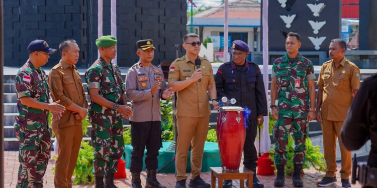 Wakil Bupati Malra, Vitali Rahantoknam membuka pelaksanaan pasar Murah jelang Idul Fitri.