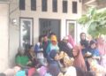 Warga berbondong-bondong membeli sembako di Pasar murah yang disediakan Disperindag Kabupaten Malra.