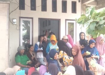 Warga berbondong-bondong membeli sembako di Pasar murah yang disediakan Disperindag Kabupaten Malra.