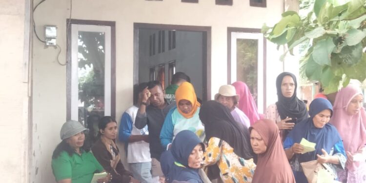 Warga berbondong-bondong membeli sembako di Pasar murah yang disediakan Disperindag Kabupaten Malra.