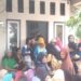 Warga berbondong-bondong membeli sembako di Pasar murah yang disediakan Disperindag Kabupaten Malra.