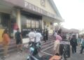 Warga berkumpul di Polsek Kei Besar, Maluku Tenggara