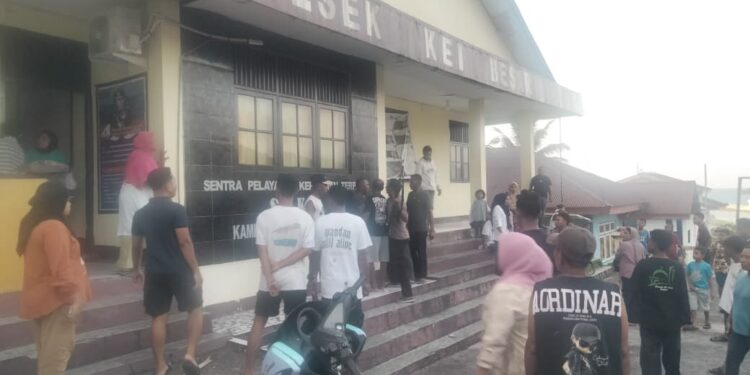 Warga berkumpul di Polsek Kei Besar, Maluku Tenggara