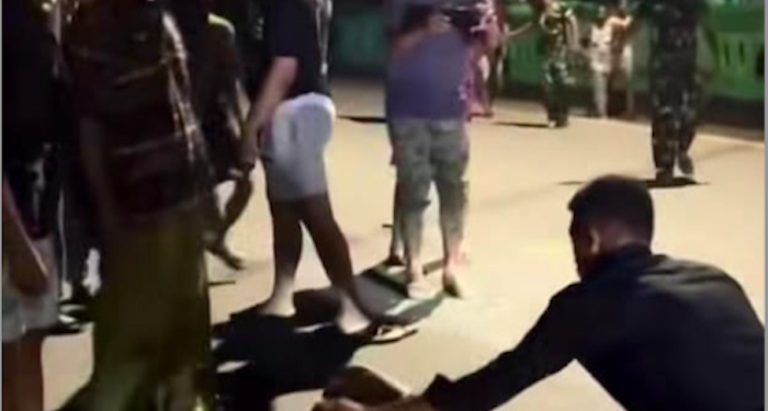 kecelakaan sepeda motor di depan Koramil Dobo, Kepualaun Aru. Korban tak sadarkan diri.