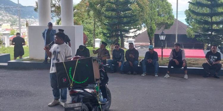 Aksi demo di DPRD Maluku.
