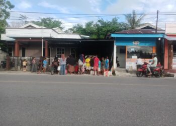 Kelangkaan Minyak Tanah di Dobo, Warga Antre Demi Dapatkan Pasokan