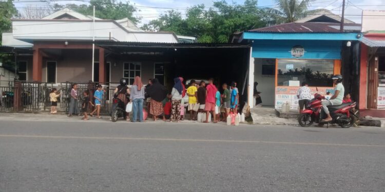 Antrean minyak tanah di Dobo, Kepulauan Aru.