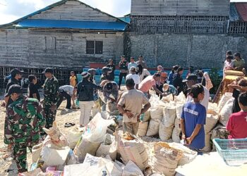 DLH Kepulauan Aru Bayar Hasil Tambang Warga, Sekaligus Tertibkan Aktivitas Ilegal