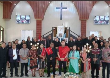 Bupati KKT, Ricky Jauwerissa saat hadiri sidang klasis GPM di Saumlaki.