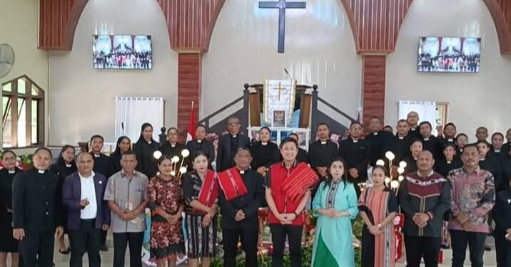 Bupati KKT, Ricky Jauwerissa saat hadiri sidang klasis GPM di Saumlaki.