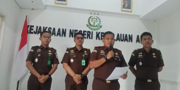 Kajari Aru menggelar konfrensi pers terkait penangkapan DPO korupsi proyek pembangunan Perpustakaan.