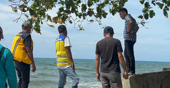 Ketua Komisi III DPRD Maluku Alhidayat Wadjo melihat langsung kondisi Talud di Haya, Malteng.
