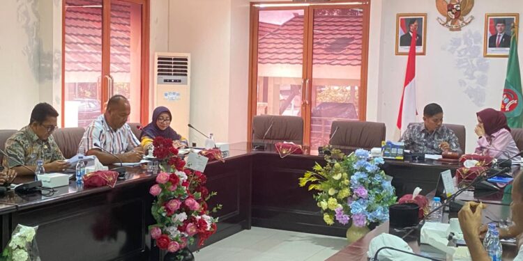 Komisi I DPRD Maluku menggelar rapat bersama Pemkab SBB dan Pemerintah Provinsi Maluku bahas hibah lahan di Piru.