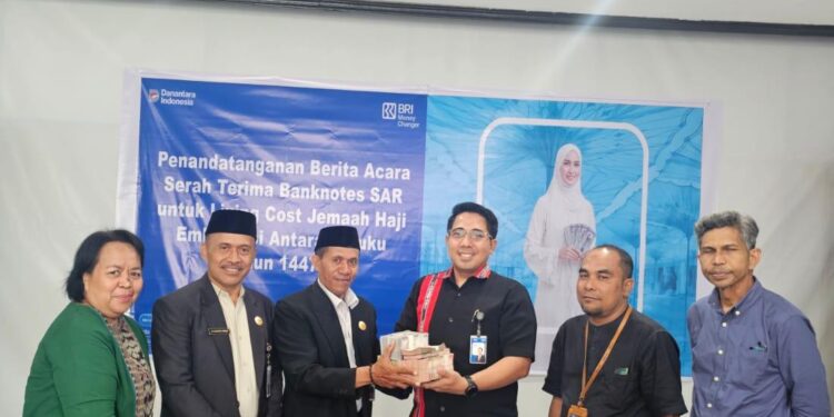 Pimpinan Cabang BRI Ambon menyerahkan living cost JCH kepada Kepala Kanwil Haji dan Umroh Maluku.