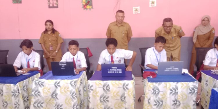 Sekda Aru, membuka pelaksanaan Tes Kemampuan Akademik (TKA) jenjang SD/MI se-Kota Dobo, Senin (20/4/2026).