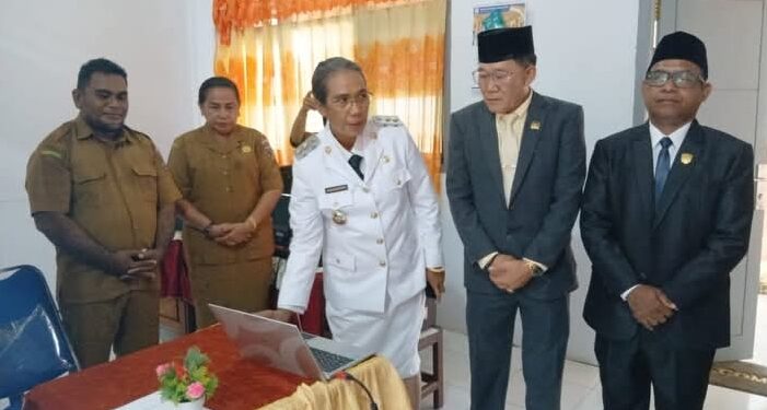 Wakil Bupati Kepulauan Tanimbar, Juliana Ch. Ratuanak, meninjau langsung pelaksanaan Ujian Tes Kemampuan Akademik (TKA) perdana tingkat sekolah dasar di SD Negeri 1 Saumlaki, Senin (27/4/2026).