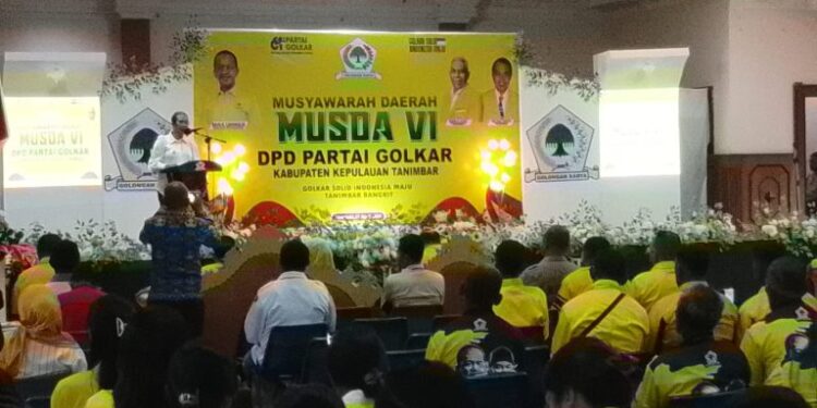 Wakil Bupati KKT, Juliana Ratuanak memberi sambutan dalam pembukaan Musda Golkar KKT.